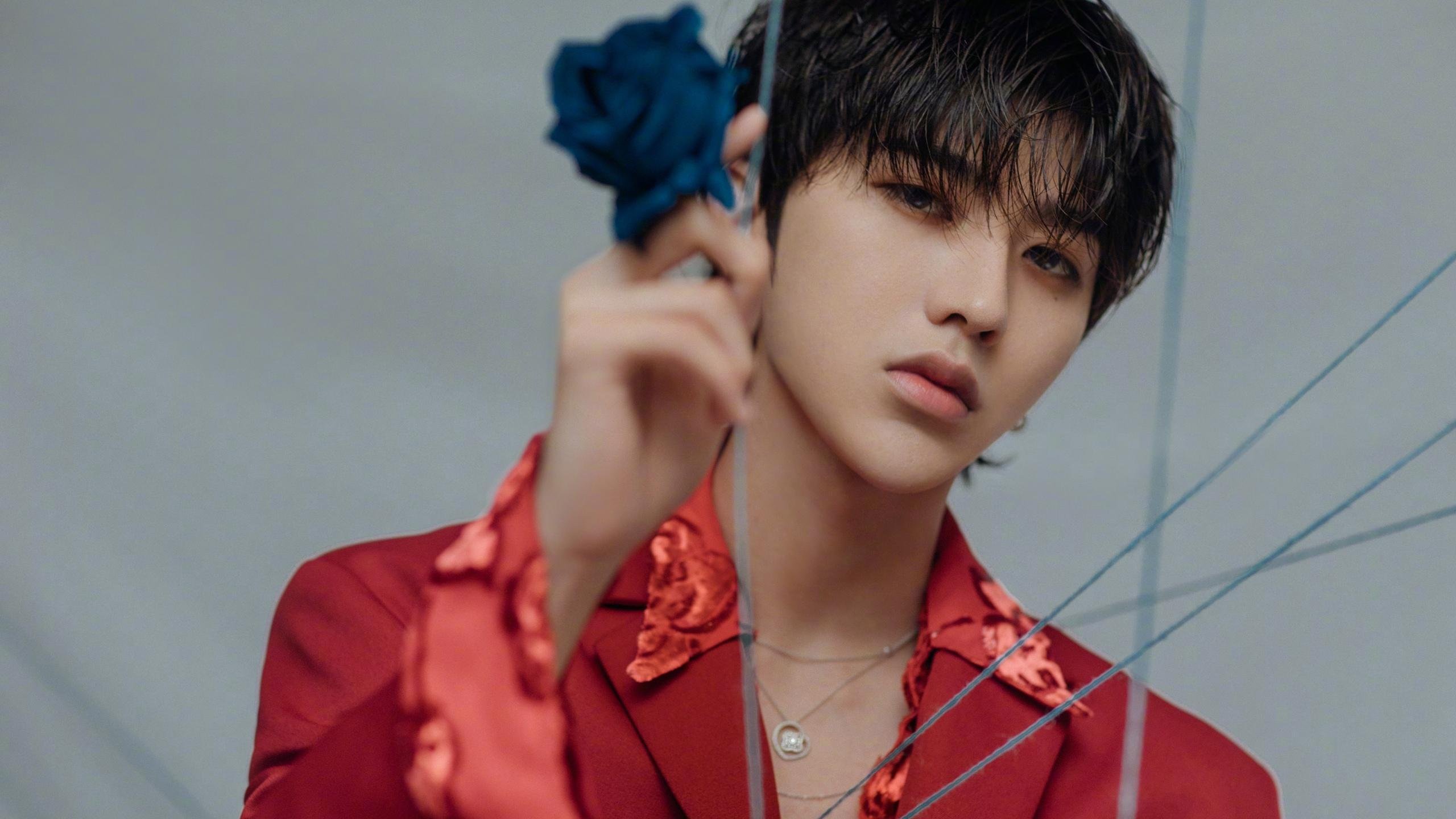 轰鸣的赛道与沉默的投掷,一个关于证明的夜晚